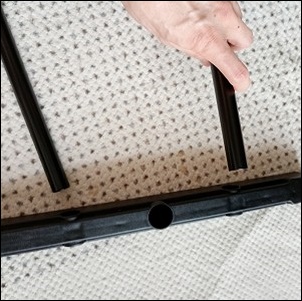 脚に脚パイプを差し込む