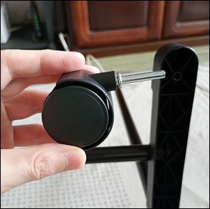 脚にキャスターを差し込む