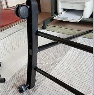 2箇所で脚にキャスターを差し込む