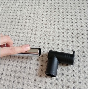 ハンガーパイプにポールキャップを差し込む