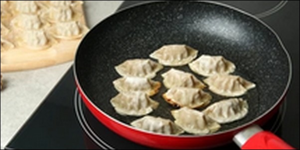 セラミックフライパンはくっつくのか？餃子を焼いてその疑問を解決