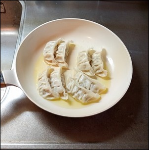 フライパンに餃子を並べる