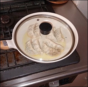 フライパンにフタをかぶせる