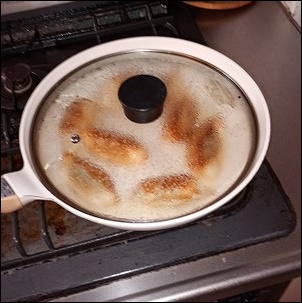 餃子全部を裏返し