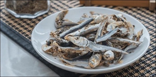 食べる煮干しはおやつ、おつまみ、料理に最適！一日の摂取量も解説