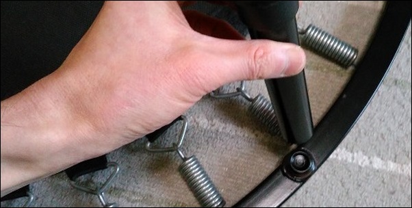 脚を本体に設置