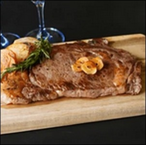 低温調理でしっとり 贅沢カットのローストポークステーキ