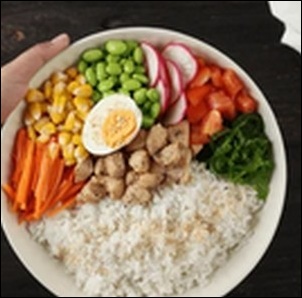 1／3日分の野菜を使った雑穀ごはんスパイスチキンと彩りサラダ