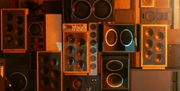 音が広がるスピーカー！小型でオシャレで臨場感が特徴【TV紹介】